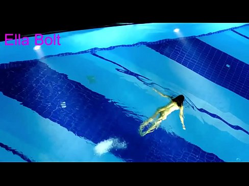 ❤️ 나는 보는 것을 멈출 수 없다, 젊은 금발이 ELLA BOLT 리조트 수영장에서 누드로 수영하다 적발 창녀 우리 ko.pinkporno.ru ❌❤