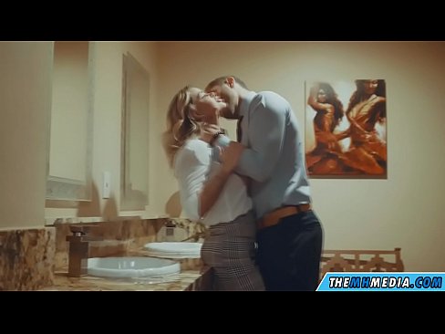 ❤️ 공공 화장실에서 가슴이 큰 금발이 당신을 유혹 할 때 창녀 우리 ko.pinkporno.ru ❌❤
